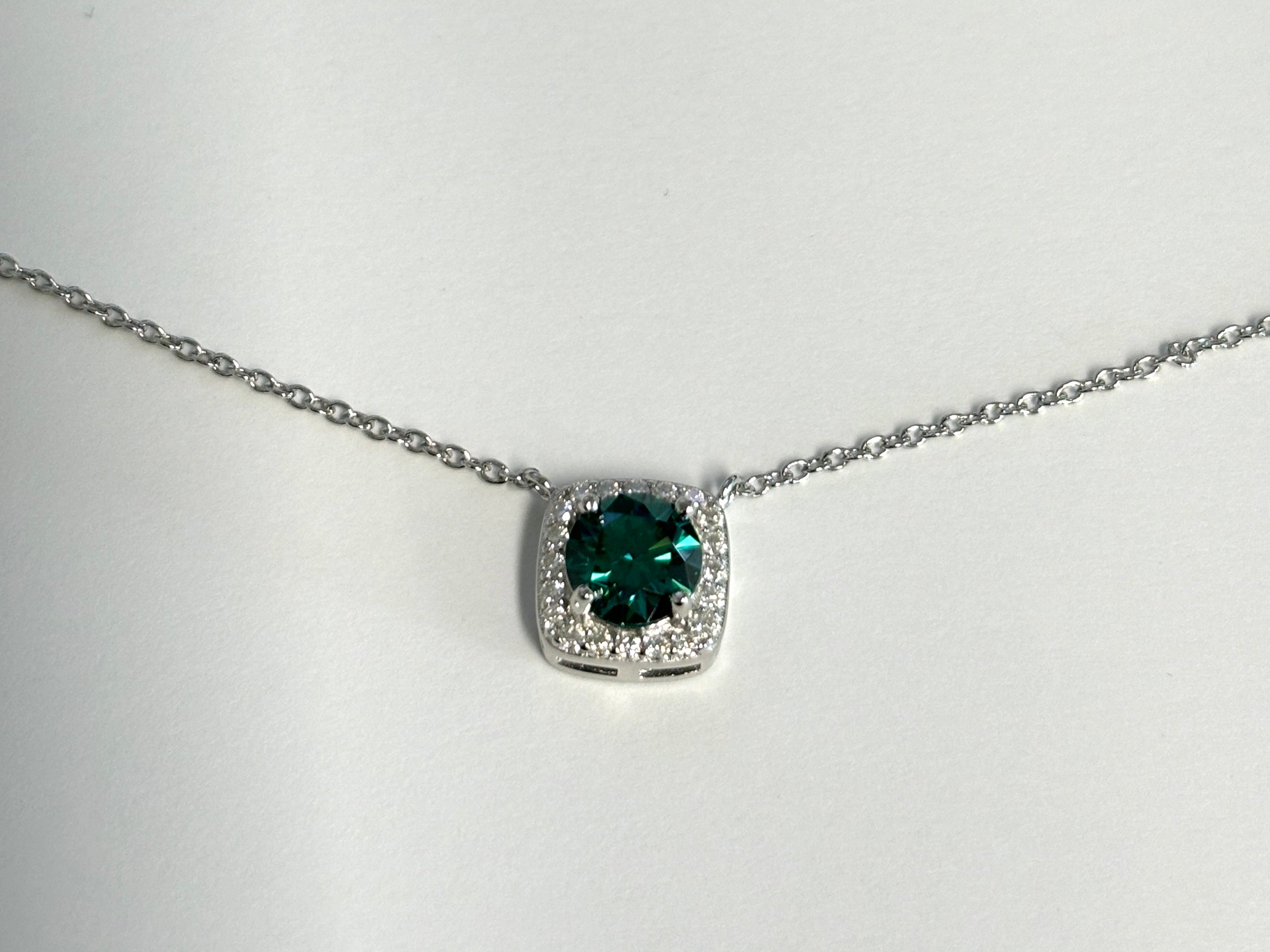 Ketting met een groen gekleurde briljant