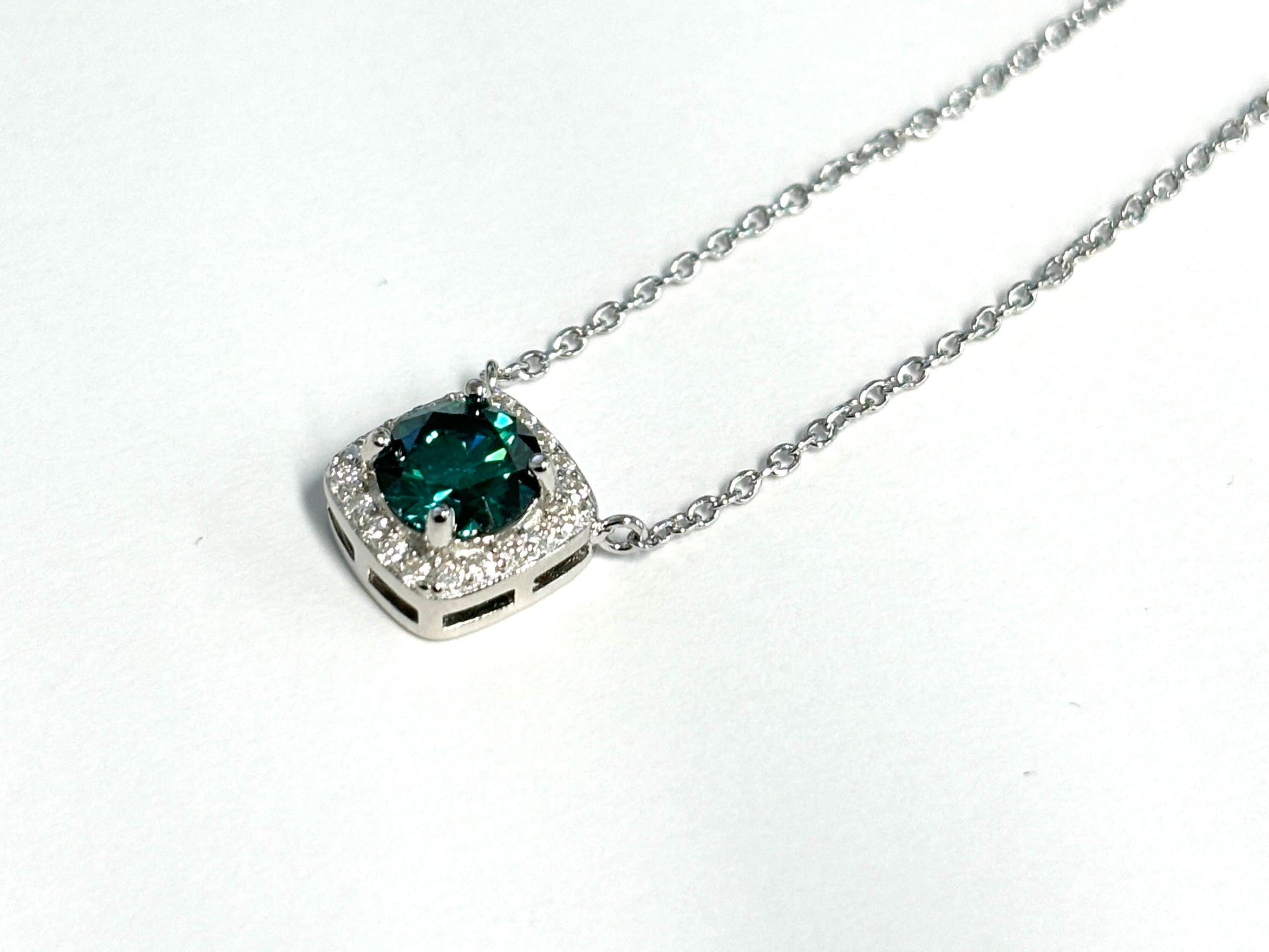 Ketting met een groen gekleurde briljant