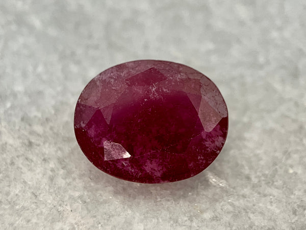 Natuurlijke robijn van 9.87 ct, ovaal geslepen, paarsrood