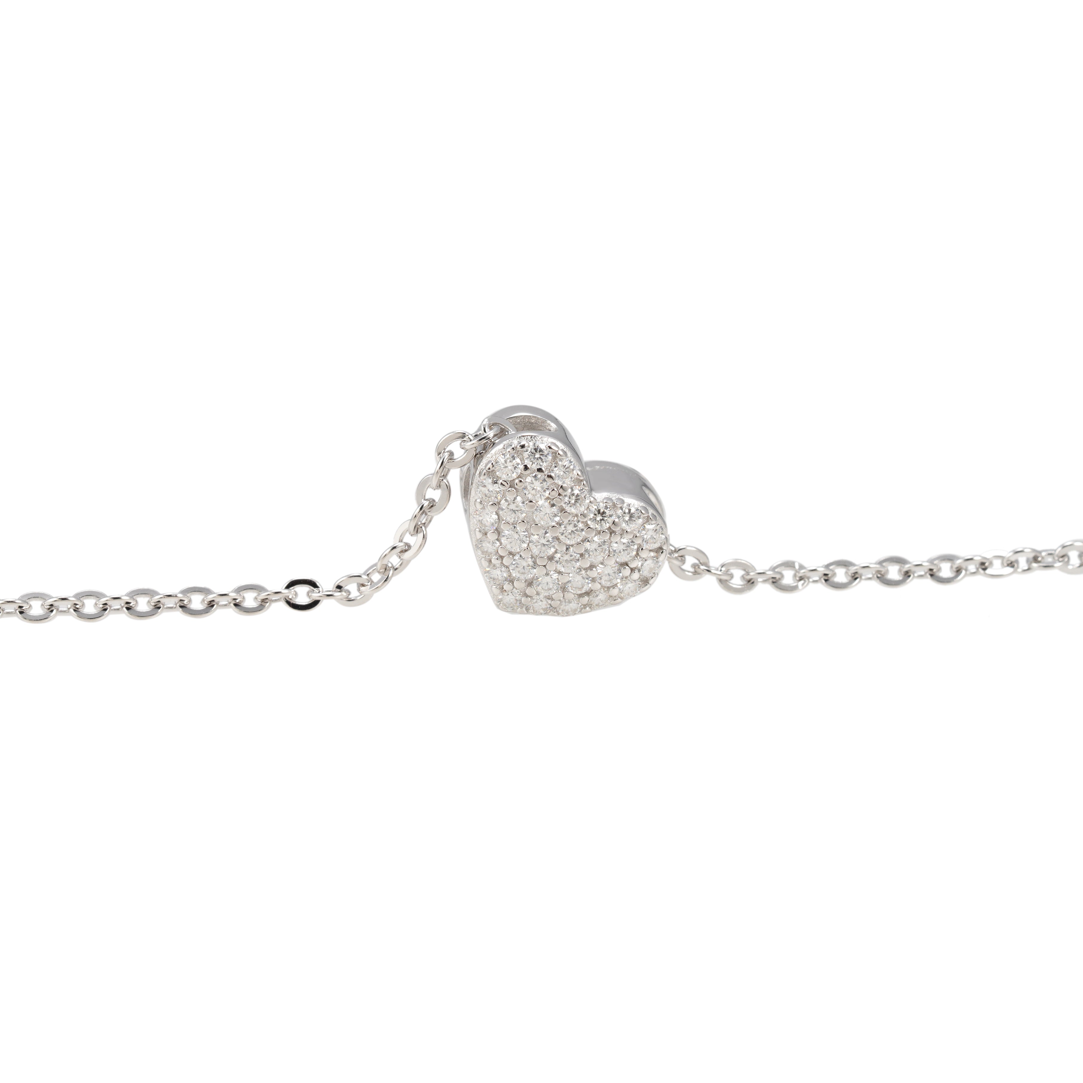 Ketting met hart en kleine ronde stenen in wit zilver