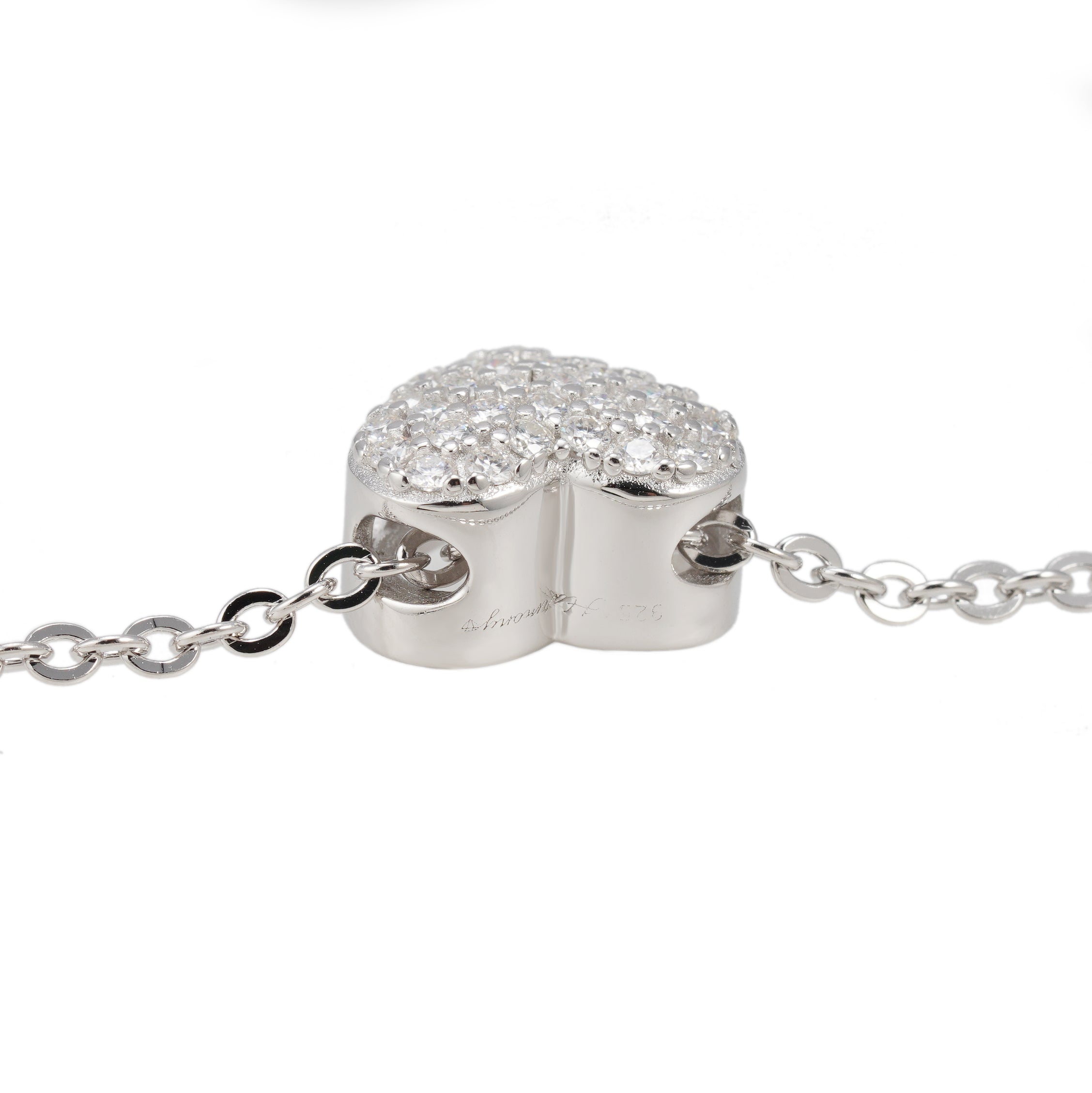 Ketting met hart en kleine ronde stenen in wit zilver