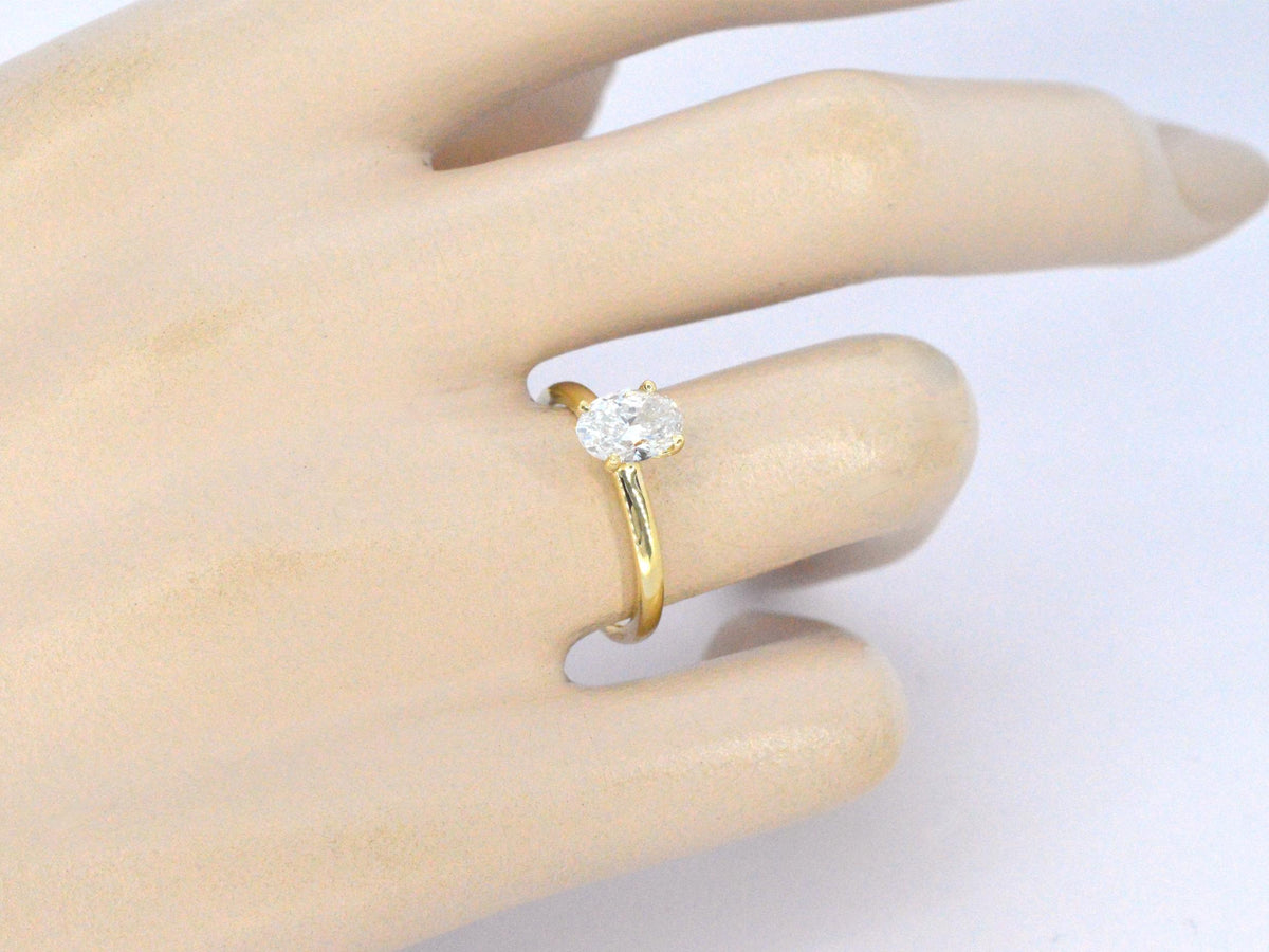 Gouden solitair ring met een ovaal van 1.00 carat
