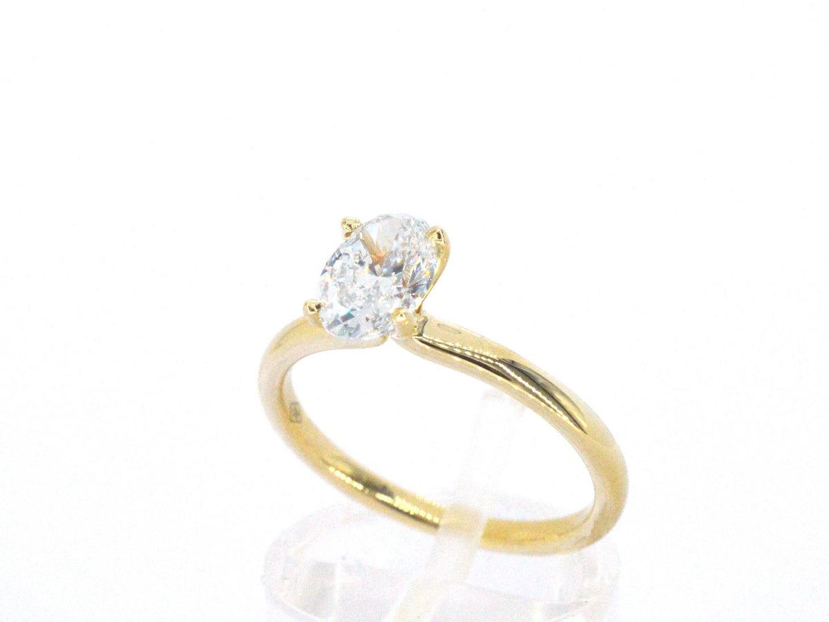 Gouden solitair ring met een ovaal van 1.00 carat