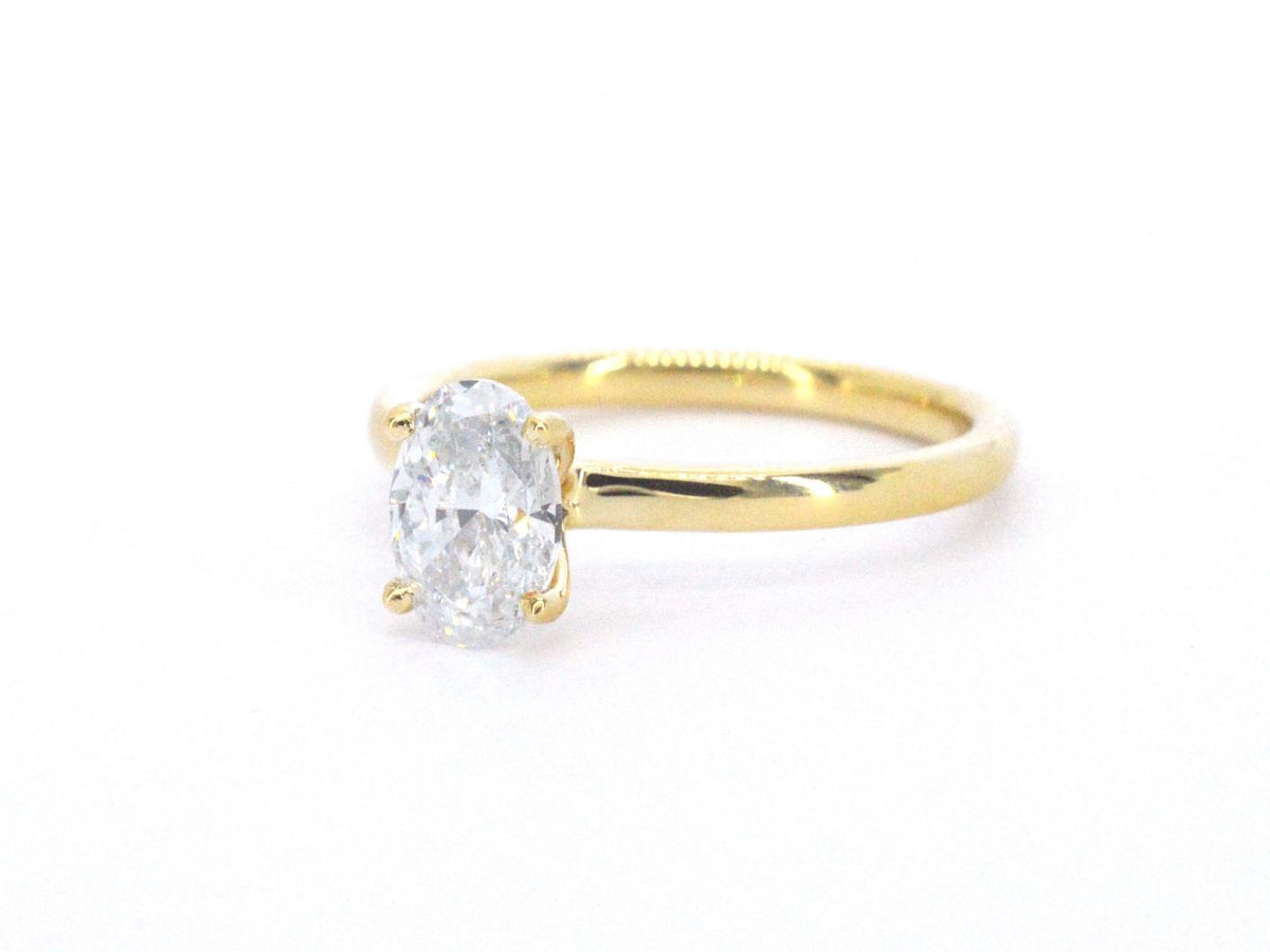 Gouden solitair ring met een ovaal van 1.00 carat
