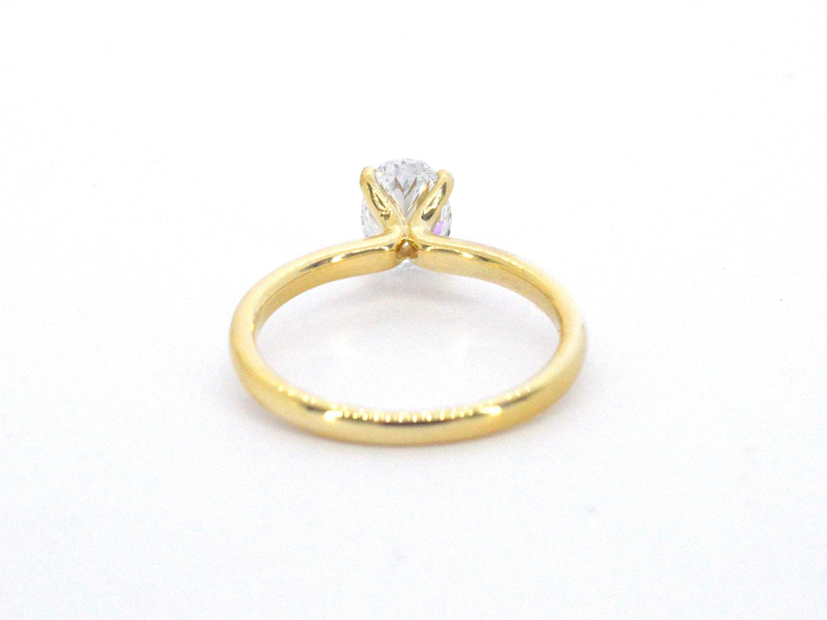 Gouden solitair ring met een ovaal van 1.00 carat