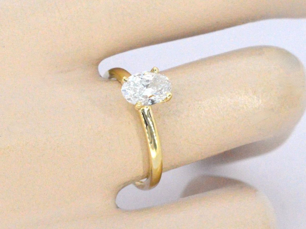 Gouden solitair ring met een ovaal van 1.00 carat